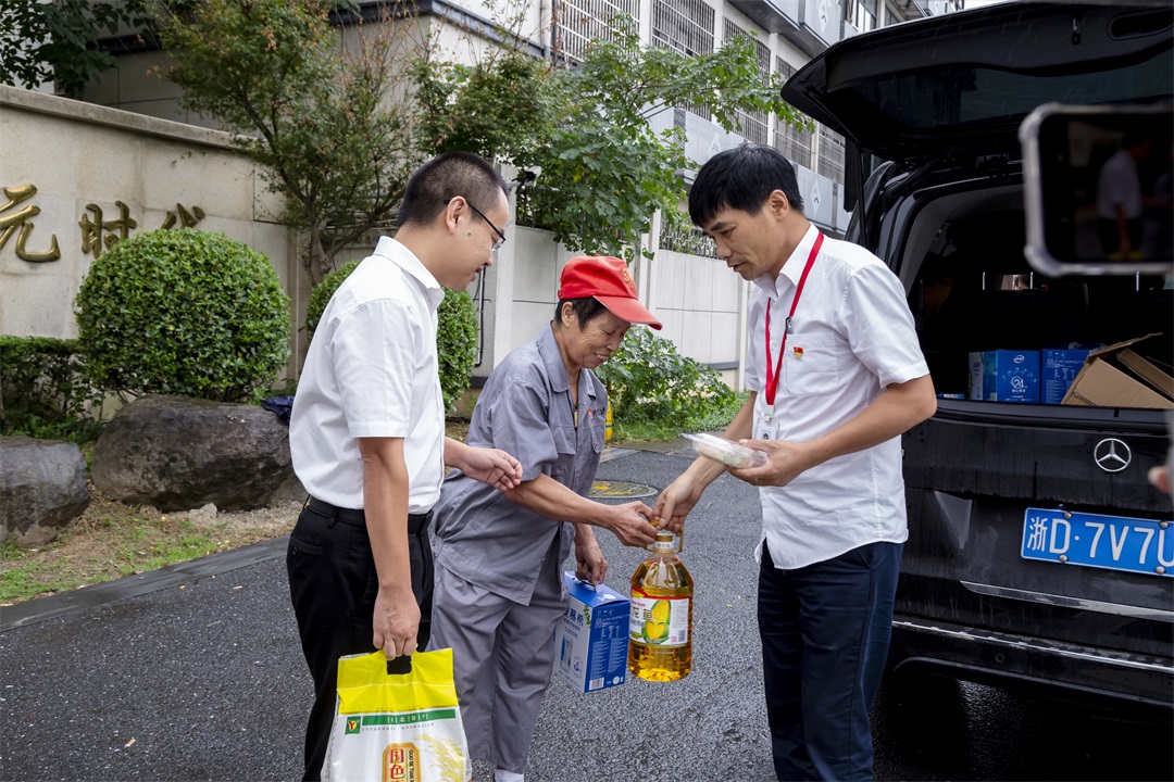 幸福相伴，情暖重陽(yáng) | 西大門(mén)走訪慰問(wèn)退休老職工