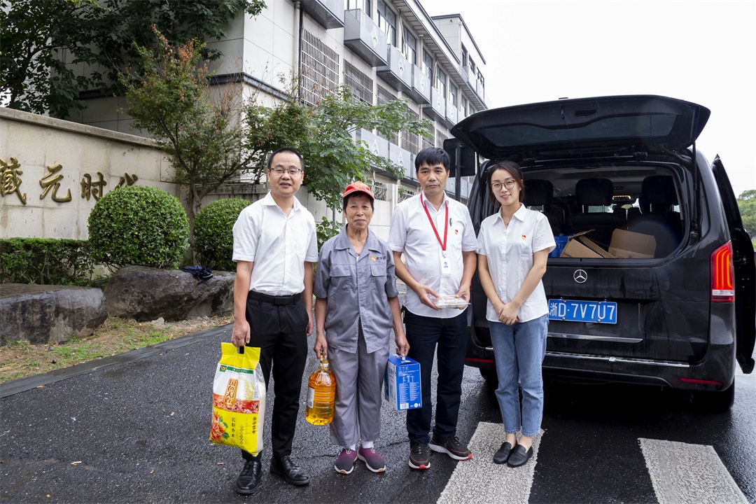 幸福相伴，情暖重陽(yáng) | 西大門(mén)走訪慰問(wèn)退休老職工
